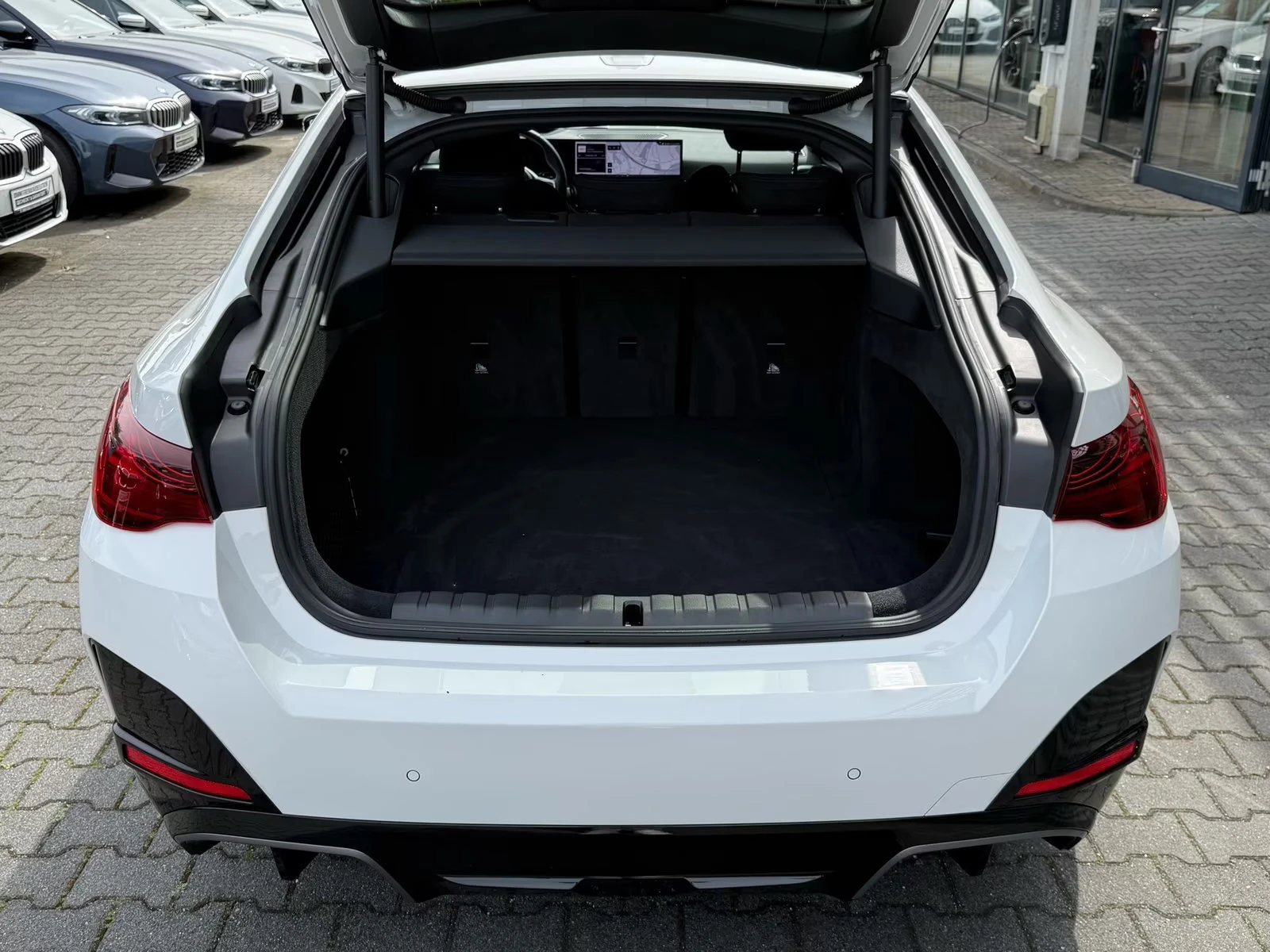 BMW i4 40/xDRIVE/401HP/SPORT/HI-FI/HUD/ACC/360/BLACK/533z, снимка 8 - Автомобили и джипове - 55143913