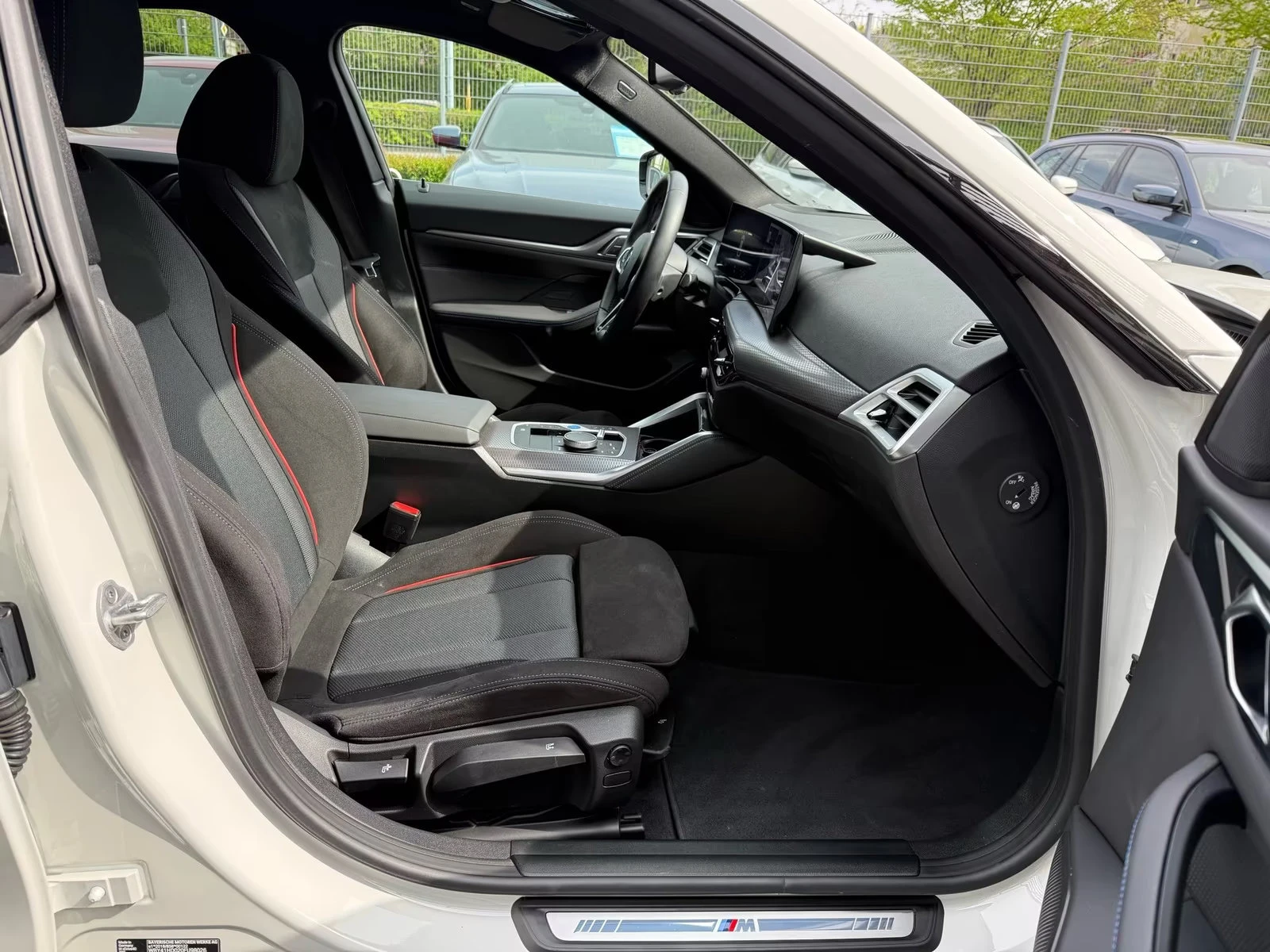 BMW i4 40/xDRIVE/401HP/SPORT/HI-FI/HUD/ACC/360/BLACK/533z, снимка 13 - Автомобили и джипове - 55143913