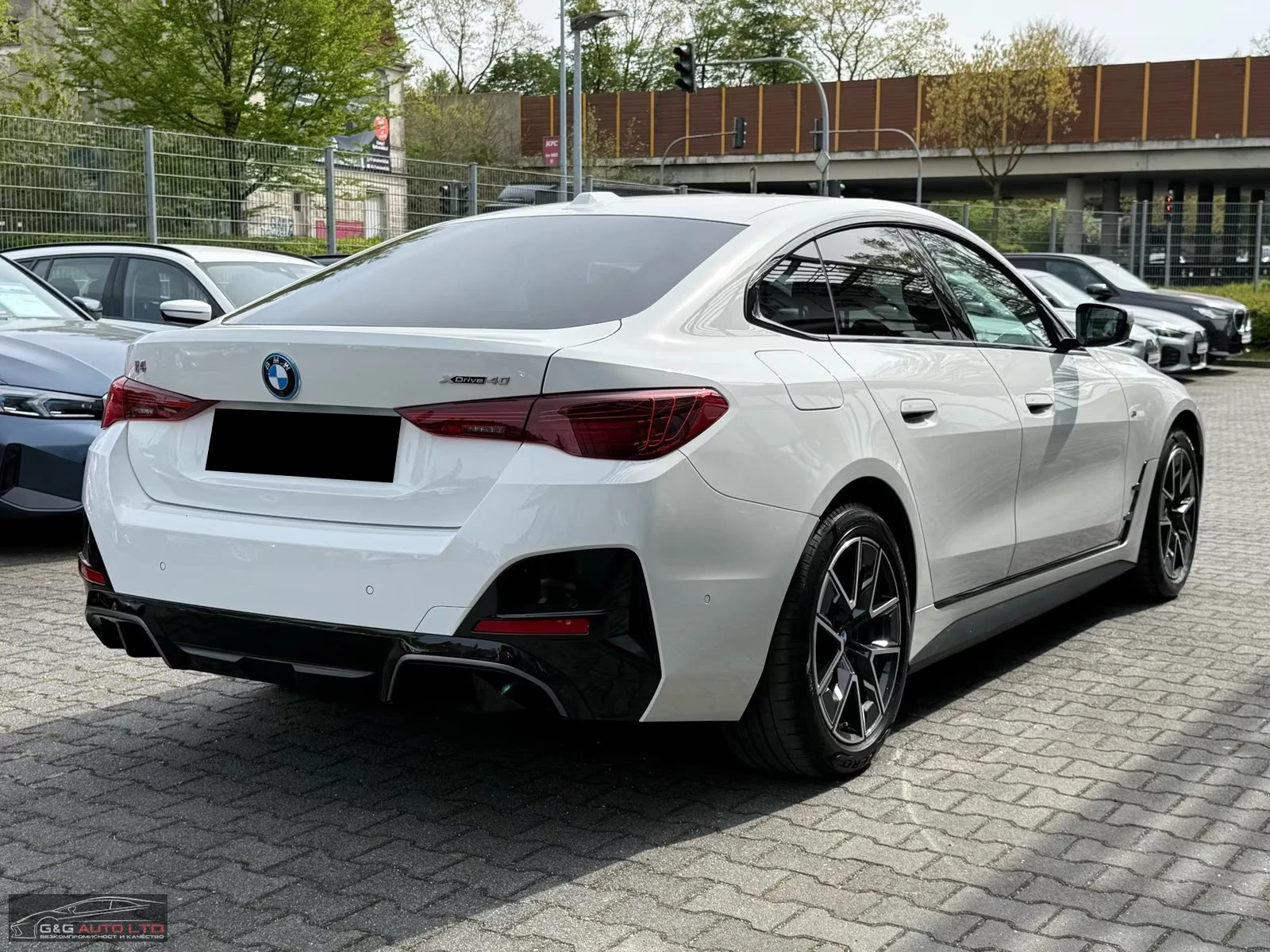 BMW i4 40/xDRIVE/401HP/SPORT/HI-FI/HUD/ACC/360/BLACK/533z, снимка 6 - Автомобили и джипове - 55143913
