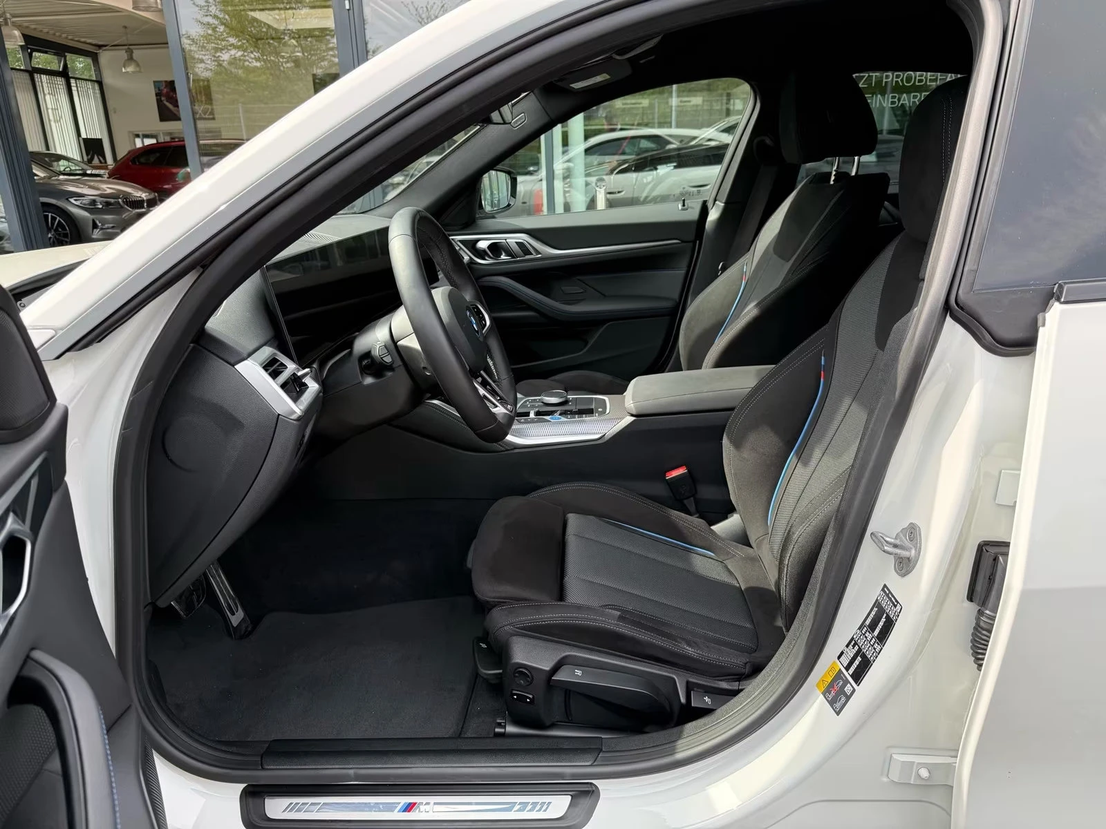 BMW i4 40/xDRIVE/401HP/SPORT/HI-FI/HUD/ACC/360/BLACK/533z, снимка 12 - Автомобили и джипове - 55143913