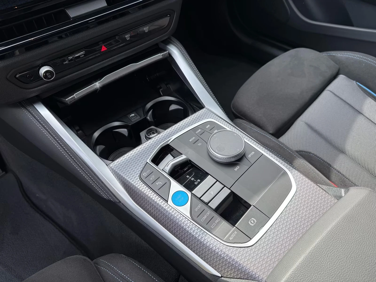 BMW i4 40/xDRIVE/401HP/SPORT/HI-FI/HUD/ACC/360/BLACK/533z, снимка 16 - Автомобили и джипове - 55143913