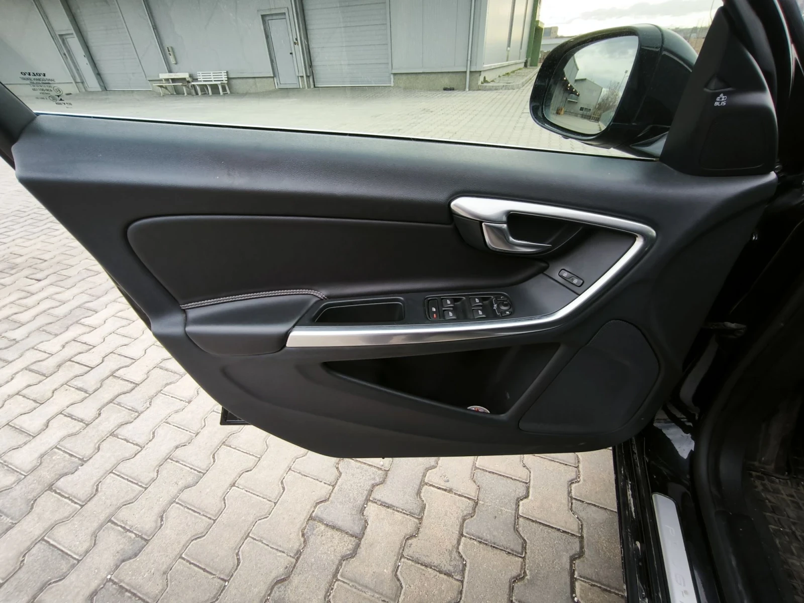 Volvo V60 2.4 summum , снимка 11 - Автомобили и джипове - 56066027