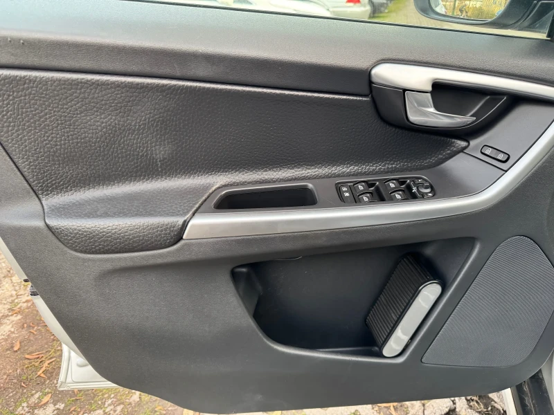 Volvo XC60 2.4 D5 SPORT 4X4, снимка 8 - Автомобили и джипове - 52434681