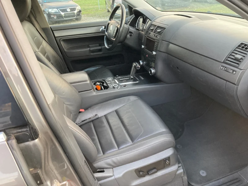 VW Touareg 3.0 TDI, снимка 8 - Автомобили и джипове - 53005607