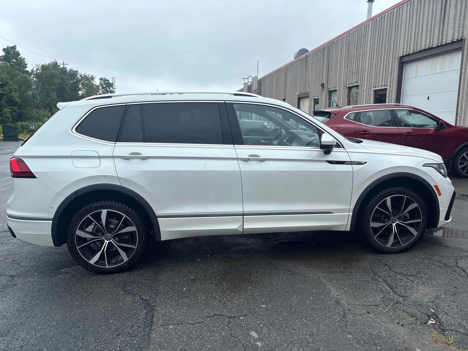 VW Tiguan * Highline R Line * АВТОКРЕДИТ БЕЗ ПЪРВОНАЧАЛНА* , снимка 3 - Автомобили и джипове - 56034267