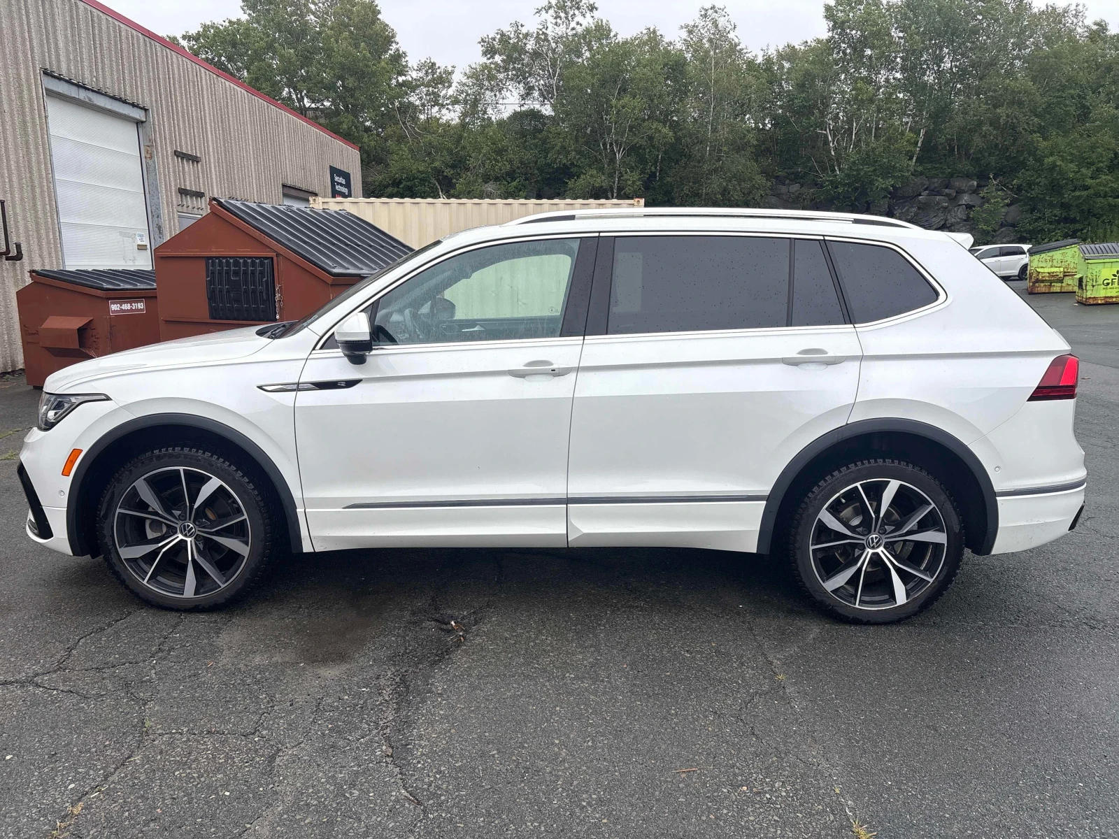 VW Tiguan * Highline R Line * АВТОКРЕДИТ БЕЗ ПЪРВОНАЧАЛНА* , снимка 2 - Автомобили и джипове - 56034267
