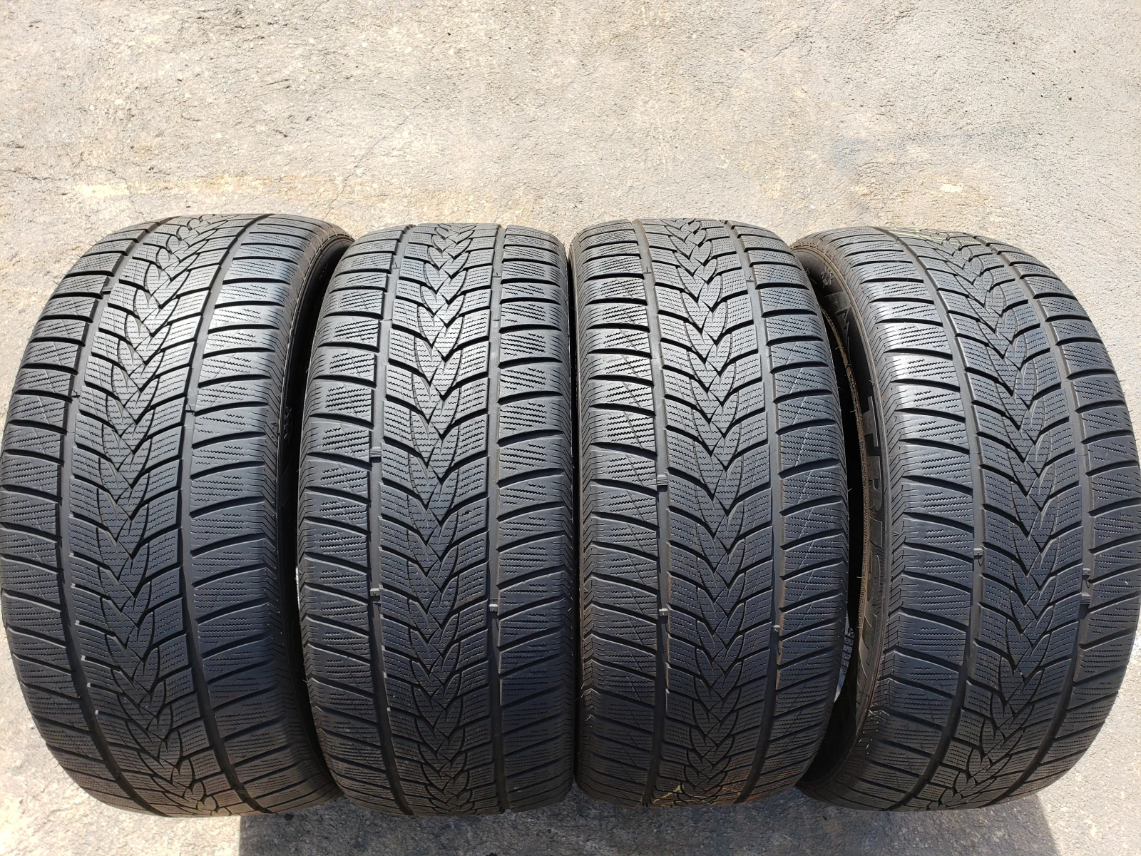 Гуми Зимни 265/45R20, снимка 2 - Гуми и джанти - 56148874