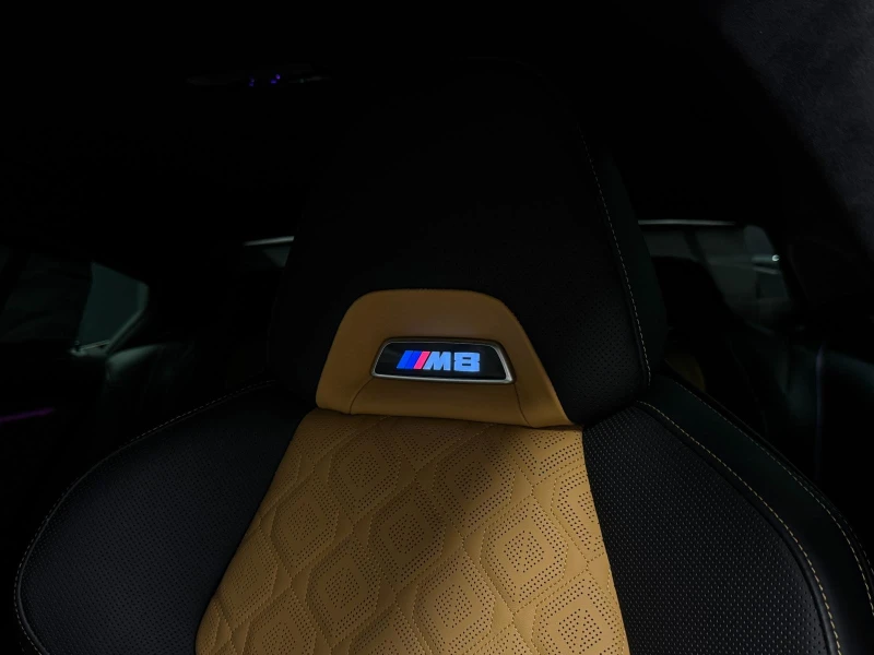 BMW M8 Competition Akrapovic* B&W* 360* Carbon, снимка 14 - Автомобили и джипове - 52481778