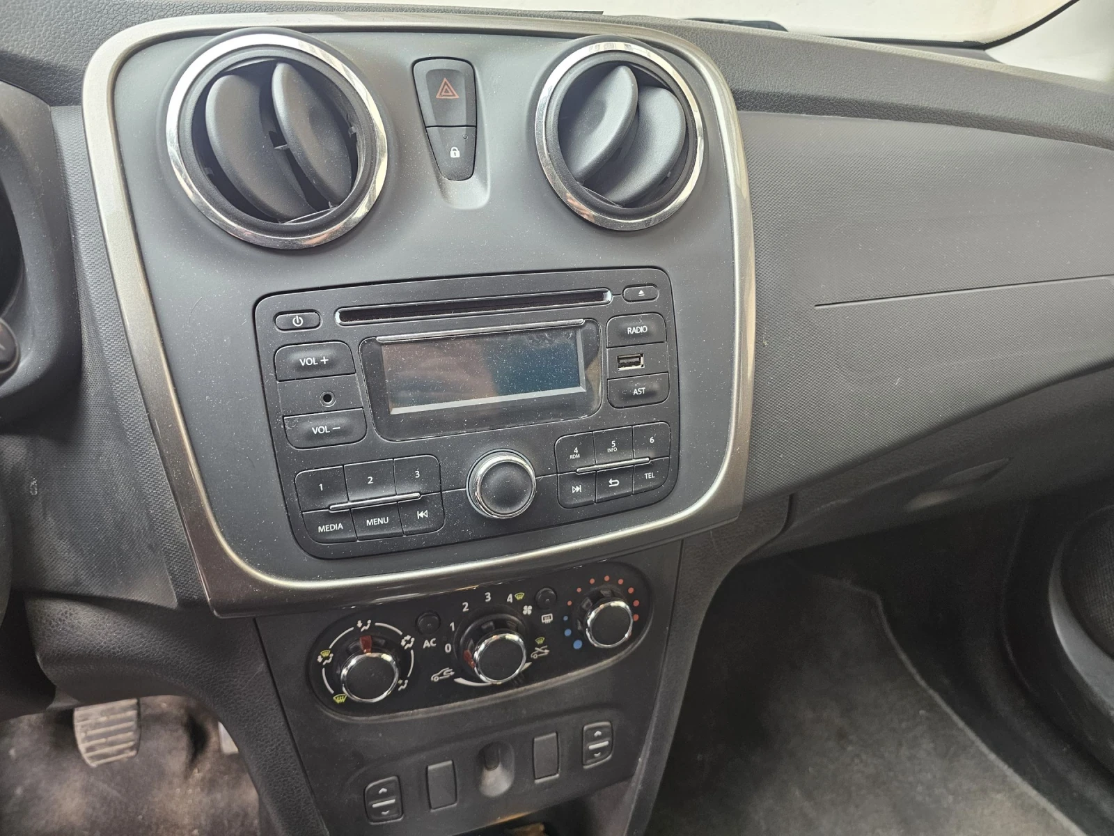 Dacia Logan 1.5dci, снимка 5 - Автомобили и джипове - 53975190