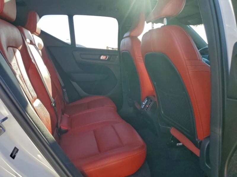 Volvo XC40 MOMENTUM, снимка 9 - Автомобили и джипове - 53058006