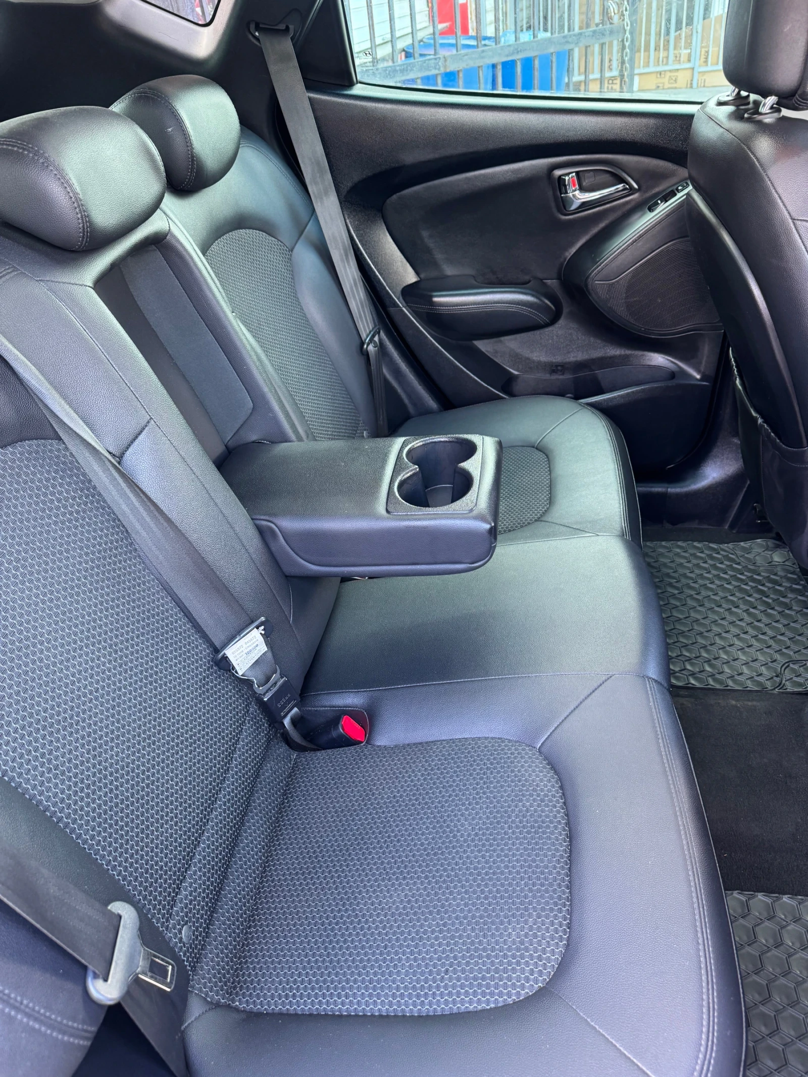 Hyundai IX35 2.0 Crdi Швейцария Фул Екстри ТОП, снимка 16 - Автомобили и джипове - 54661419