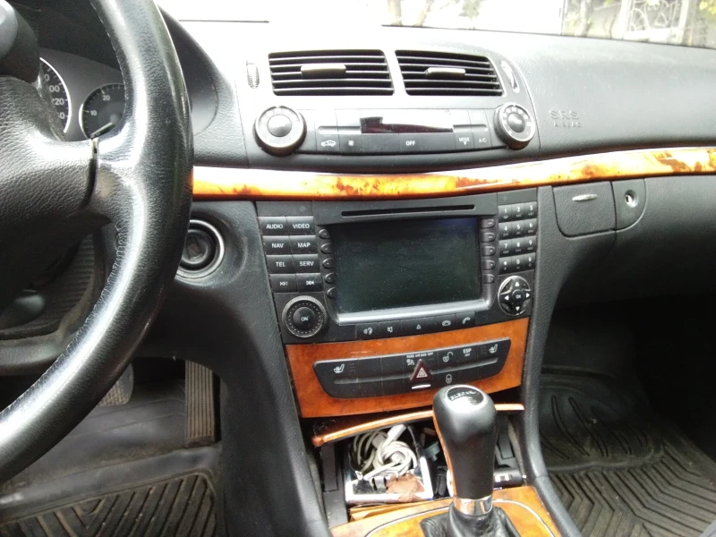 Mercedes-Benz E 220, снимка 11 - Автомобили и джипове - 51550533