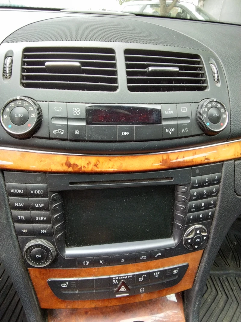 Mercedes-Benz E 220, снимка 2 - Автомобили и джипове - 51550533