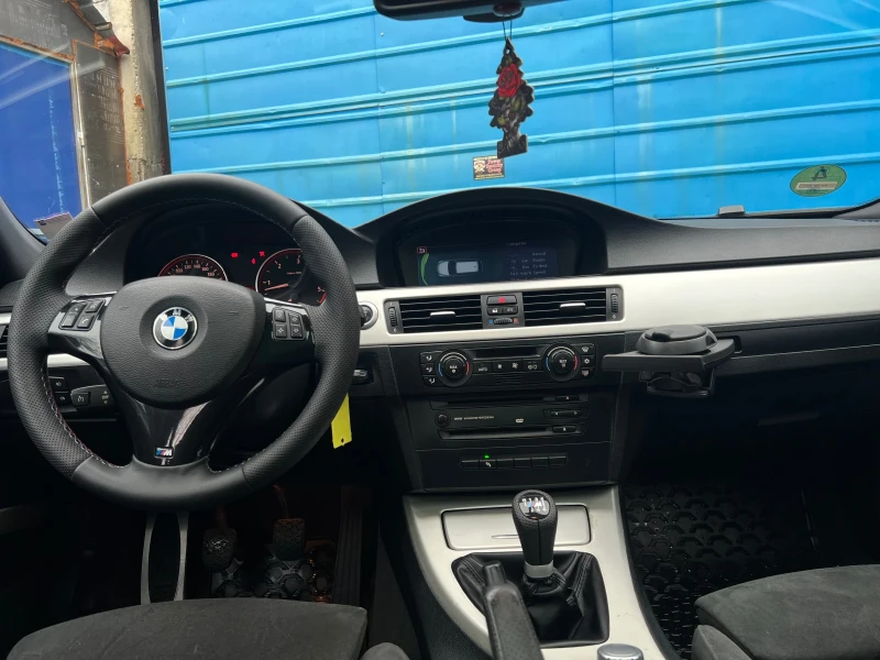 BMW 330 М-Пакет / Задно / Панорама, снимка 10 - Автомобили и джипове - 52704687