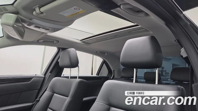 Mercedes-Benz E 200, снимка 17 - Автомобили и джипове - 56077577