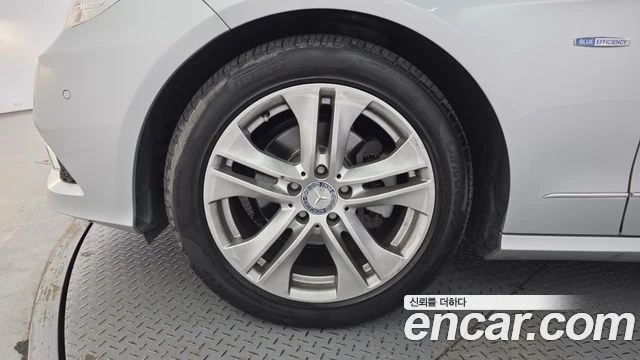 Mercedes-Benz E 200, снимка 5 - Автомобили и джипове - 56077577