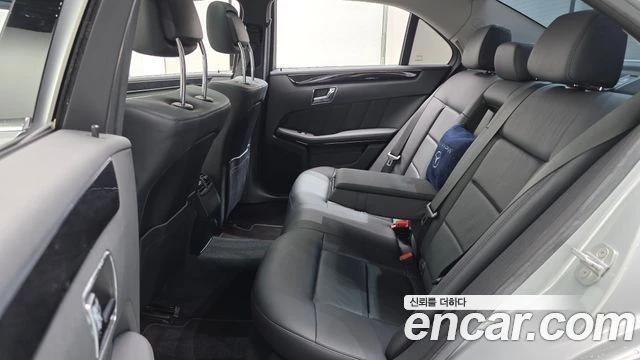 Mercedes-Benz E 200, снимка 12 - Автомобили и джипове - 56077577