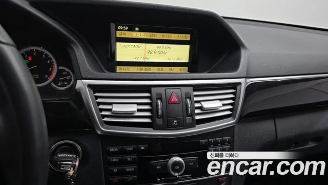 Mercedes-Benz E 200, снимка 14 - Автомобили и джипове - 56077577