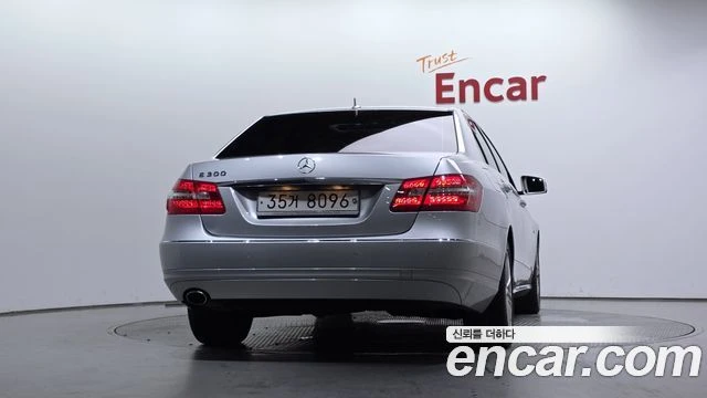 Mercedes-Benz E 200, снимка 4 - Автомобили и джипове - 56077577