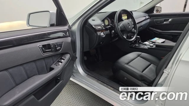 Mercedes-Benz E 200, снимка 10 - Автомобили и джипове - 56077577
