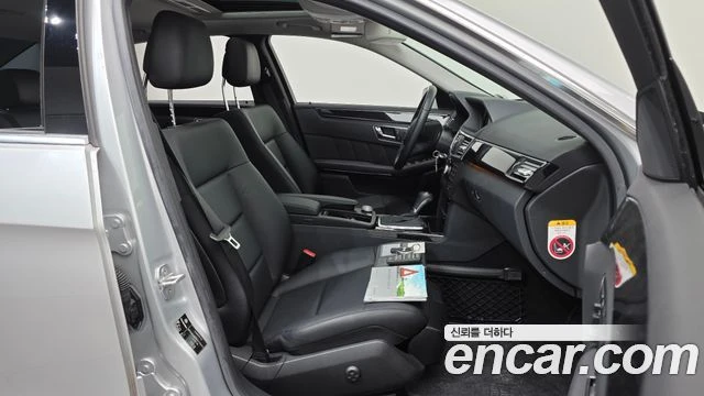 Mercedes-Benz E 200, снимка 11 - Автомобили и джипове - 56077577