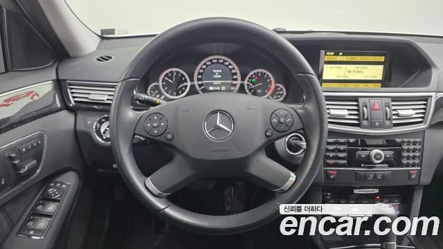 Mercedes-Benz E 200, снимка 13 - Автомобили и джипове - 56077577