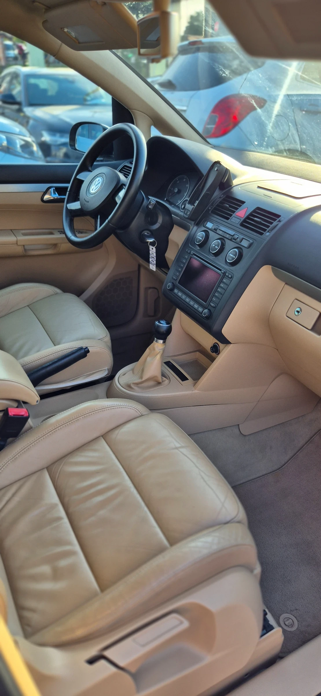 VW Touran 2.0TDI* NAVI* 6+ 1* КОЖА, снимка 11 - Автомобили и джипове - 54220408