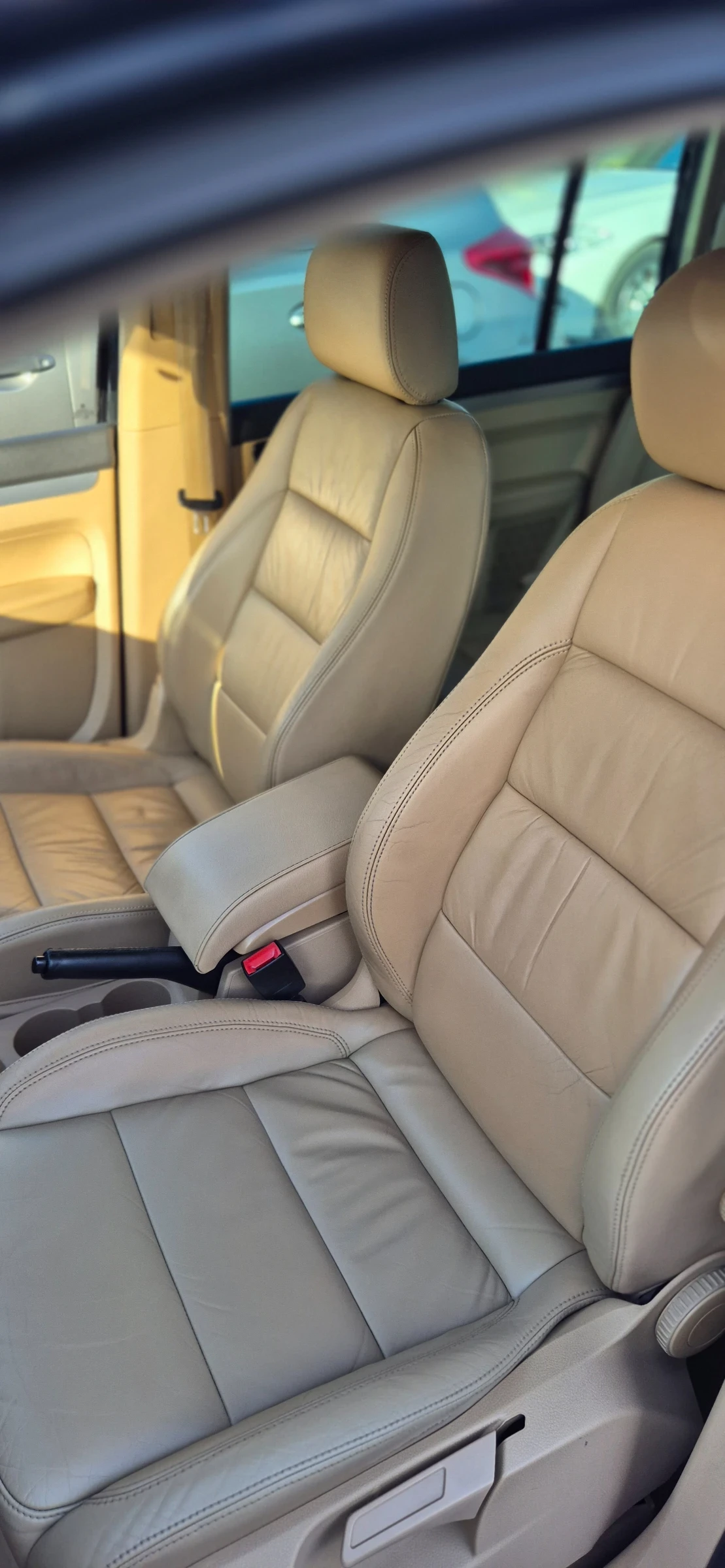 VW Touran 2.0TDI* NAVI* 6+ 1* КОЖА, снимка 8 - Автомобили и джипове - 54220408