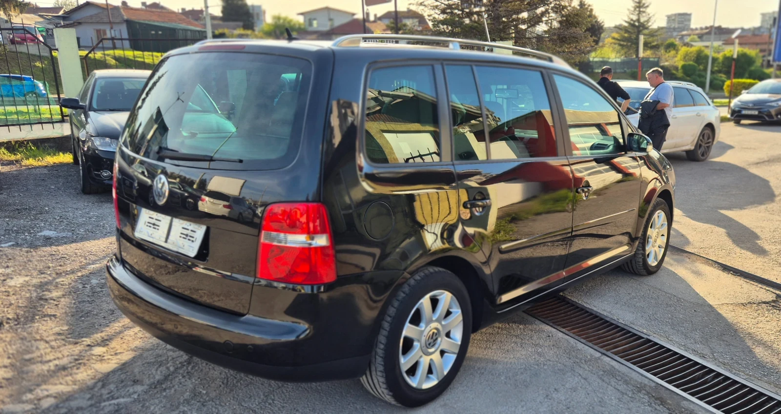 VW Touran 2.0TDI* NAVI* 6+ 1* КОЖА, снимка 3 - Автомобили и джипове - 54220408