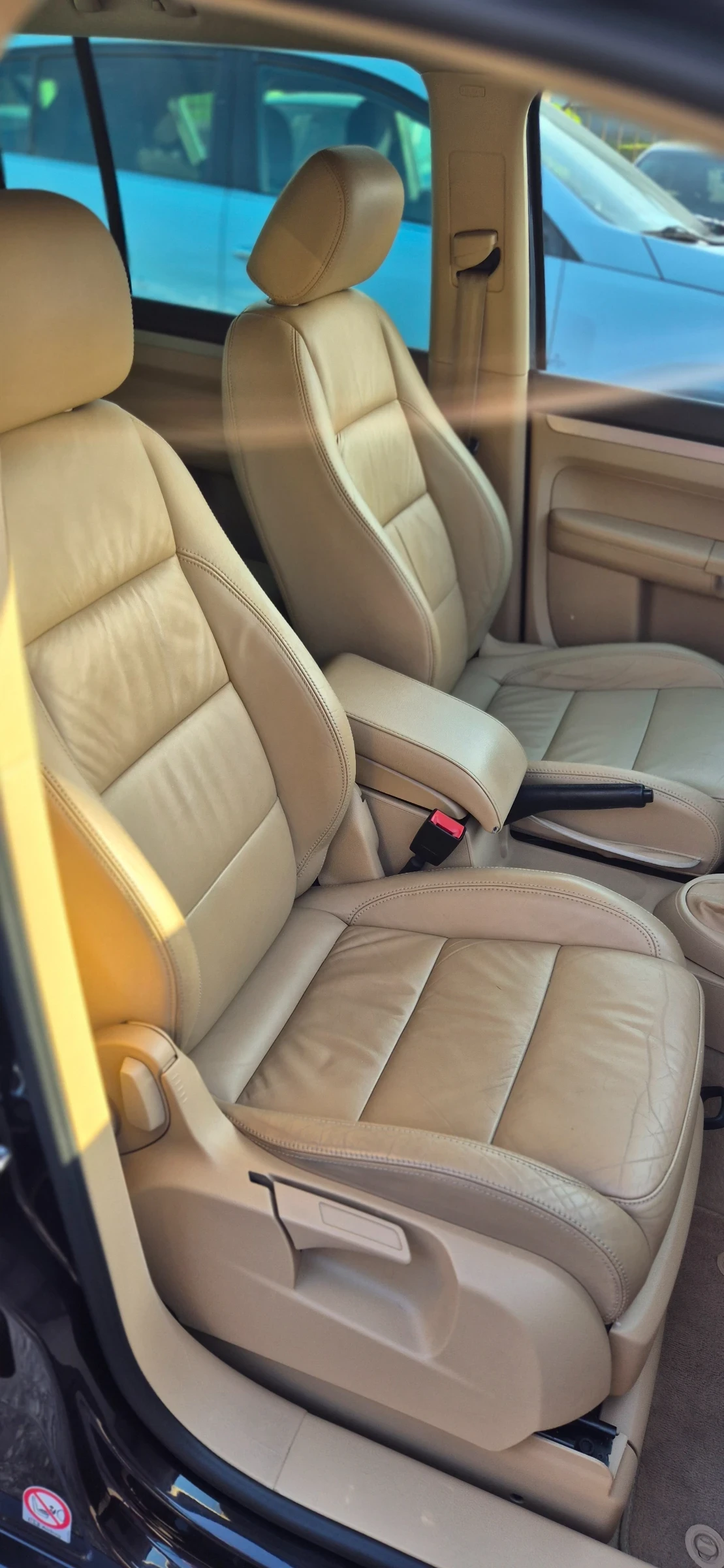 VW Touran 2.0TDI* NAVI* 6+ 1* КОЖА, снимка 9 - Автомобили и джипове - 54220408