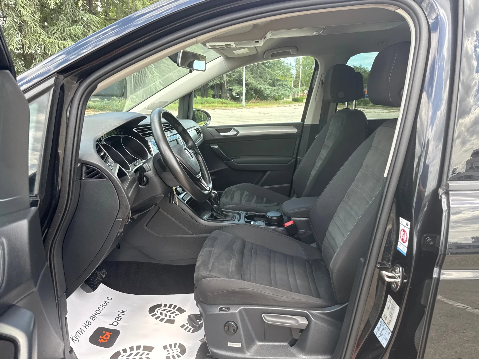 VW Touran 2.0///150p.s///6+ 1///NAVI///Масаж///, снимка 8 - Автомобили и джипове - 54752813