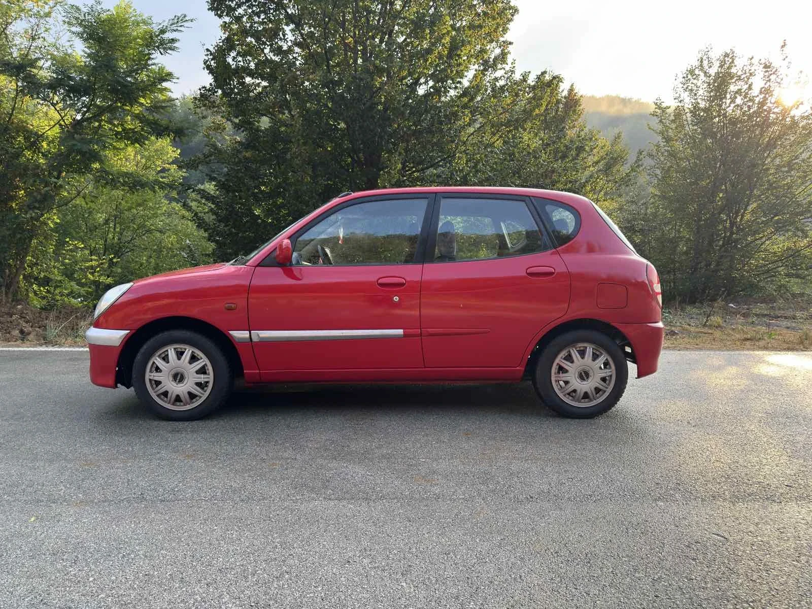 Daihatsu Sirion 1.0 Автоматик, снимка 5 - Автомобили и джипове - 55826568
