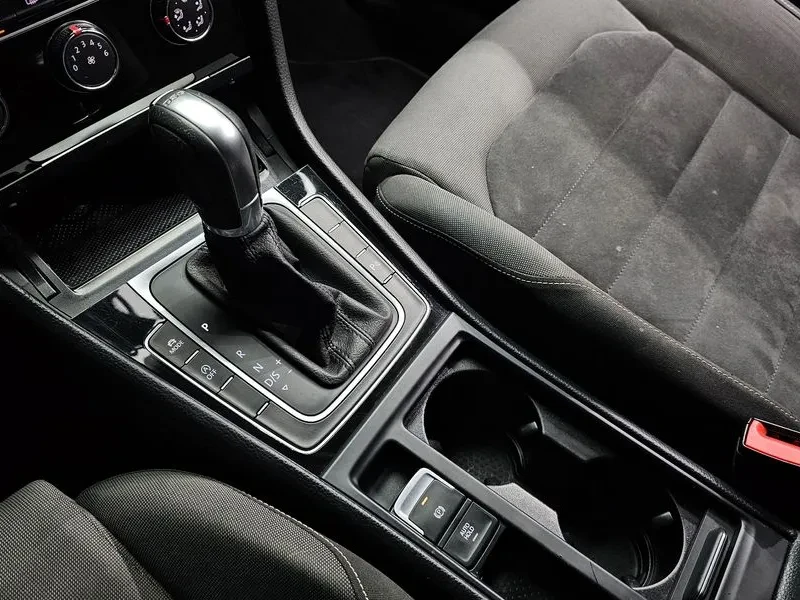VW Golf 1.6 TDI, снимка 9 - Автомобили и джипове - 54300850
