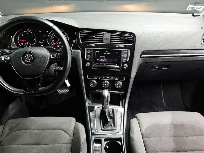 VW Golf 1.6 TDI, снимка 7 - Автомобили и джипове - 54300850