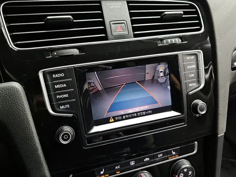 VW Golf 1.6 TDI, снимка 17 - Автомобили и джипове - 54300850