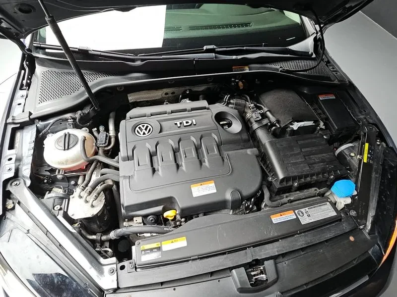 VW Golf 1.6 TDI, снимка 6 - Автомобили и джипове - 54300850