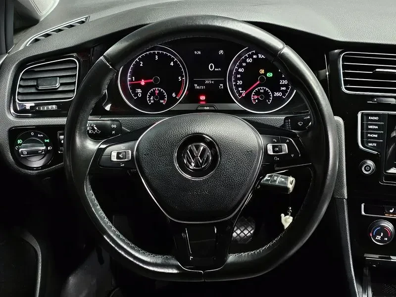 VW Golf 1.6 TDI, снимка 15 - Автомобили и джипове - 54300850