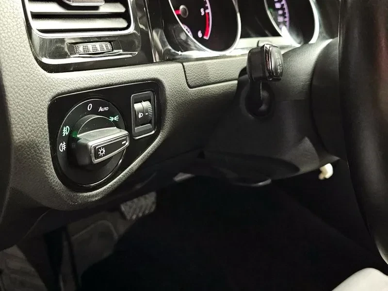 VW Golf 1.6 TDI, снимка 14 - Автомобили и джипове - 54300850