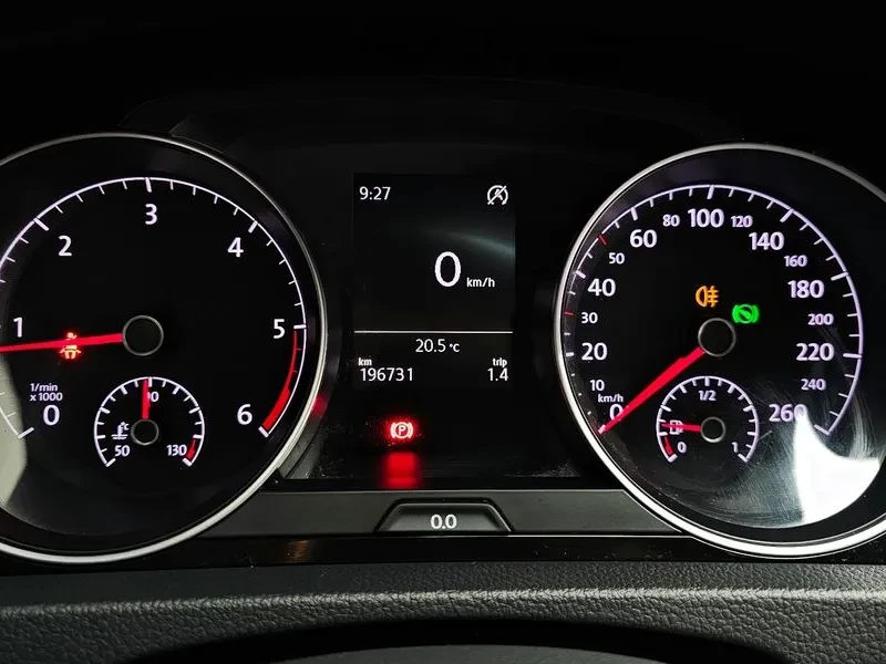 VW Golf 1.6 TDI, снимка 8 - Автомобили и джипове - 54300850