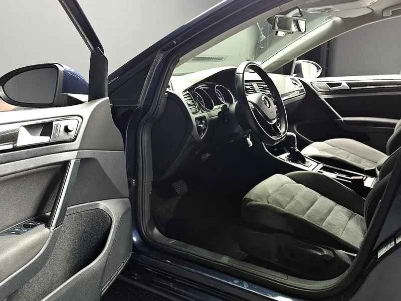 VW Golf 1.6 TDI, снимка 12 - Автомобили и джипове - 54300850