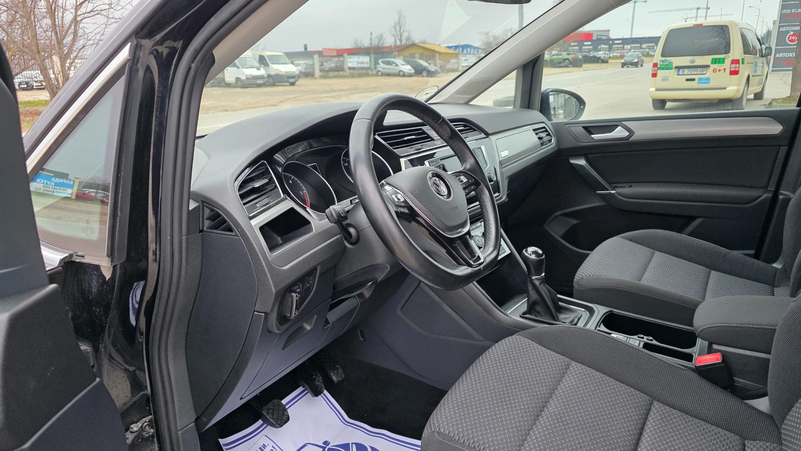 VW Touran KATO ЧИСТО НОВ/1.6d/110hp/7m, снимка 7 - Автомобили и джипове - 53965992