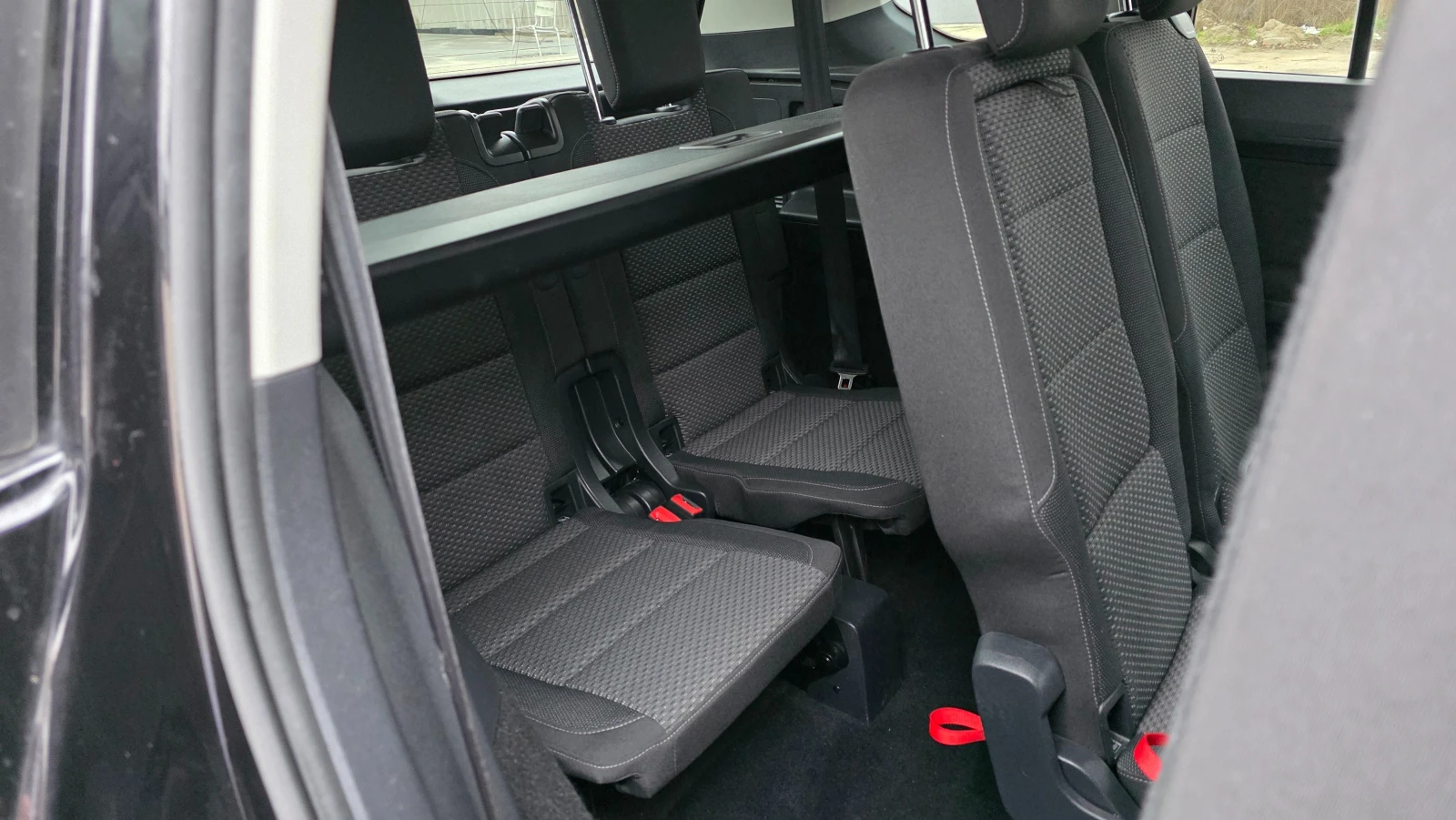 VW Touran KATO ЧИСТО НОВ/1.6d/110hp/7m, снимка 11 - Автомобили и джипове - 53965992