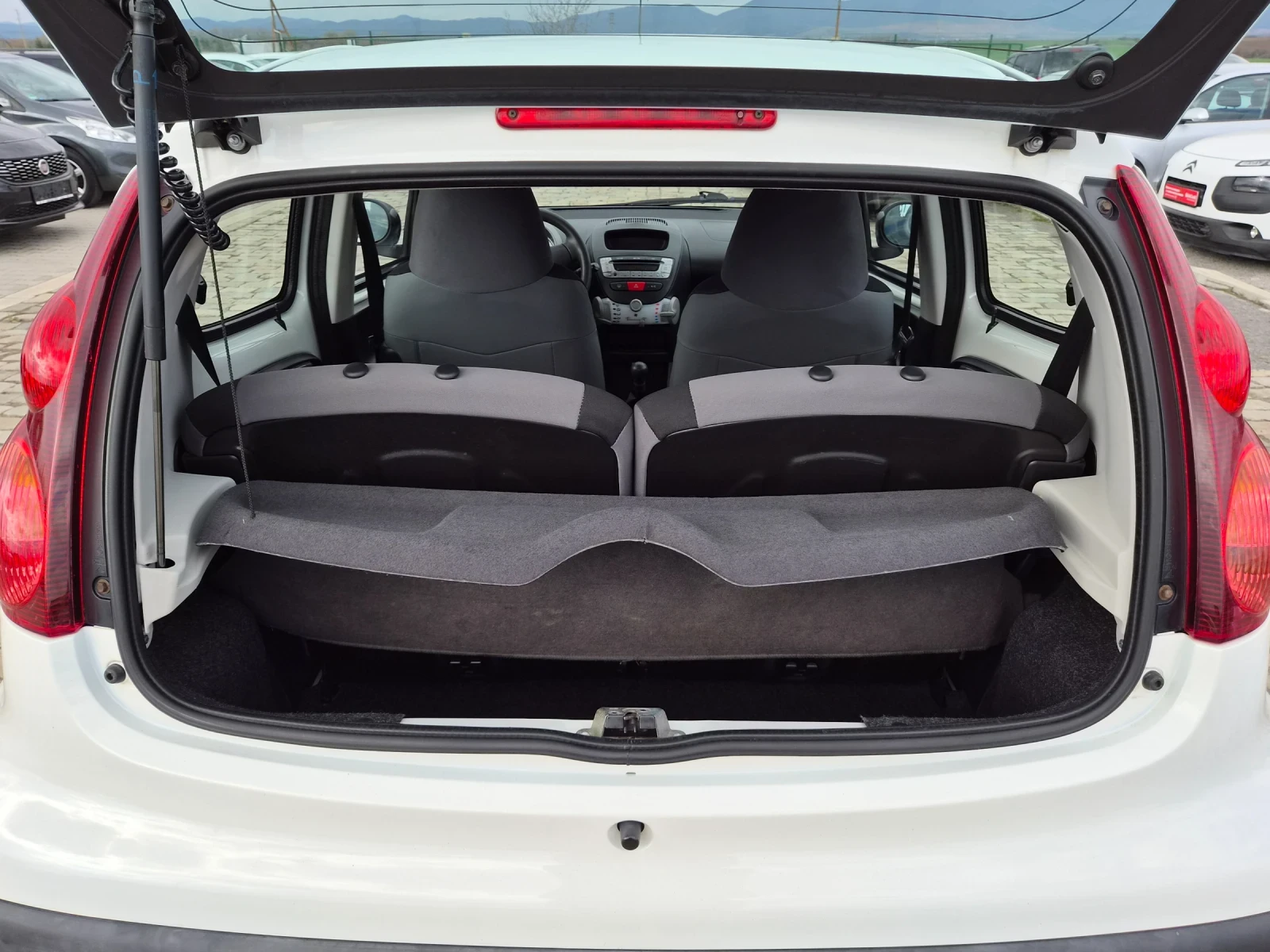 Peugeot 107 1.0i 68кс 2014 година EURO 5B, снимка 8 - Автомобили и джипове - 53977490