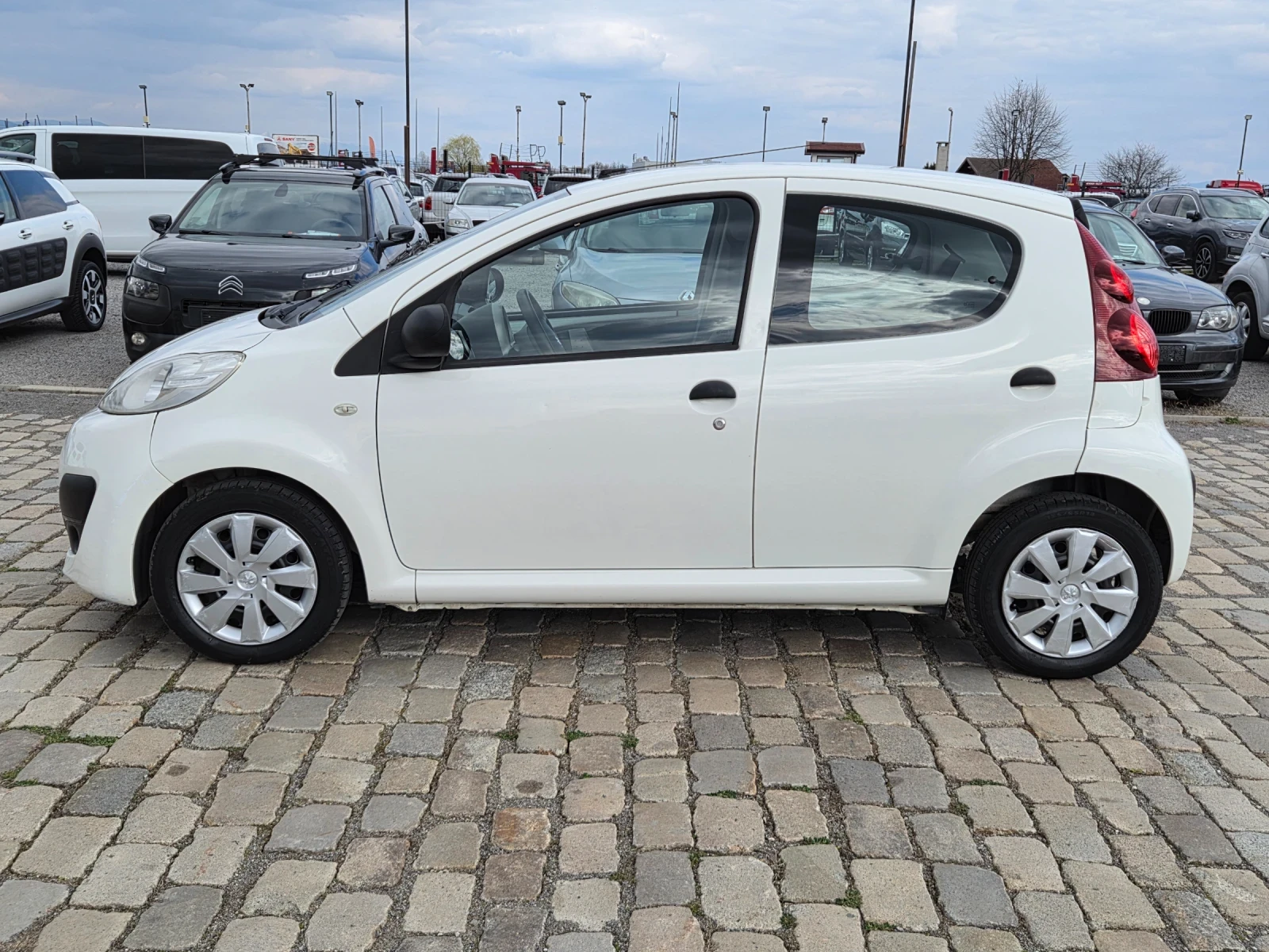 Peugeot 107 1.0i 68кс 2014 година EURO 5B, снимка 4 - Автомобили и джипове - 53977490