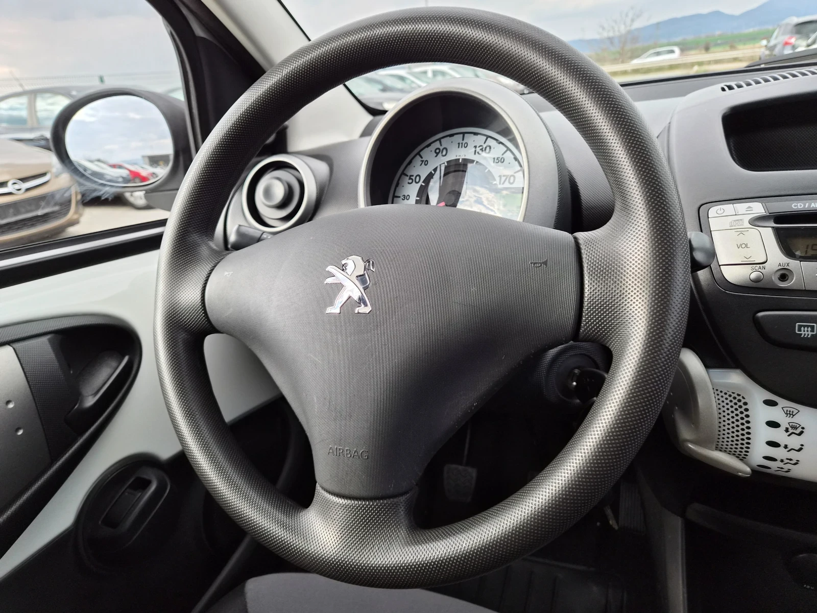 Peugeot 107 1.0i 68кс 2014 година EURO 5B, снимка 13 - Автомобили и джипове - 53977490