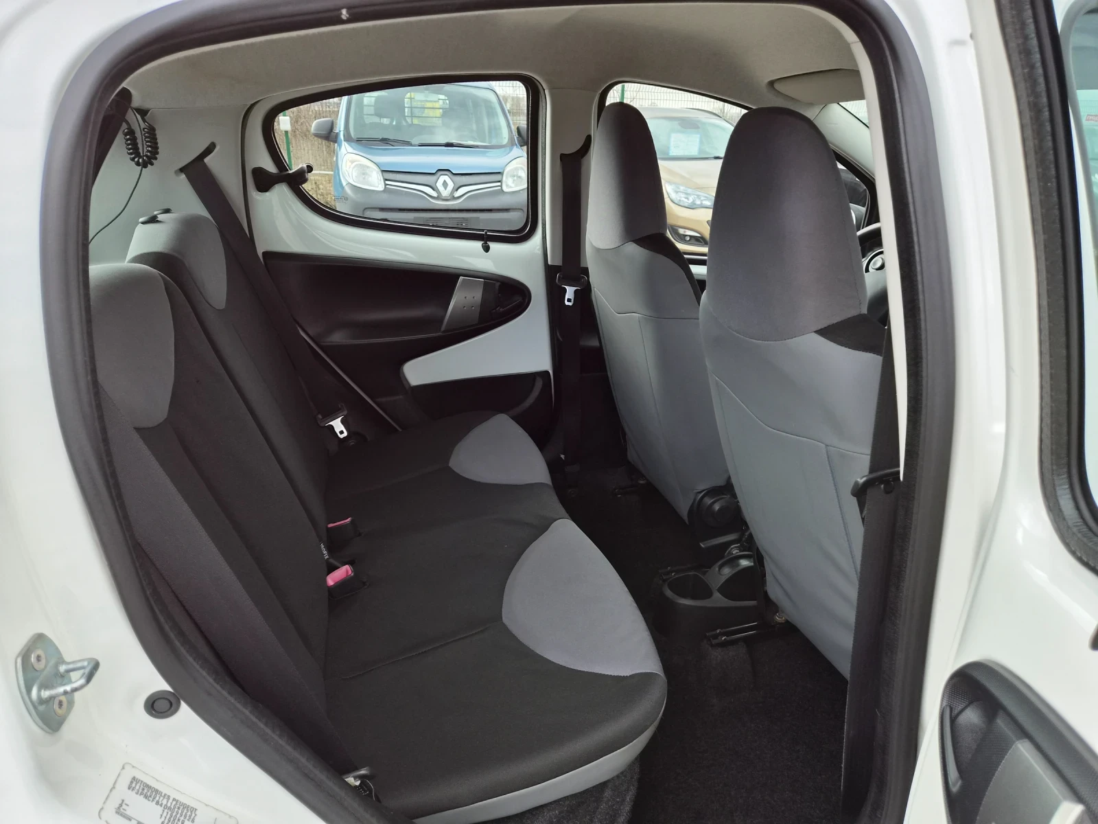 Peugeot 107 1.0i 68кс 2014 година EURO 5B, снимка 15 - Автомобили и джипове - 53977490