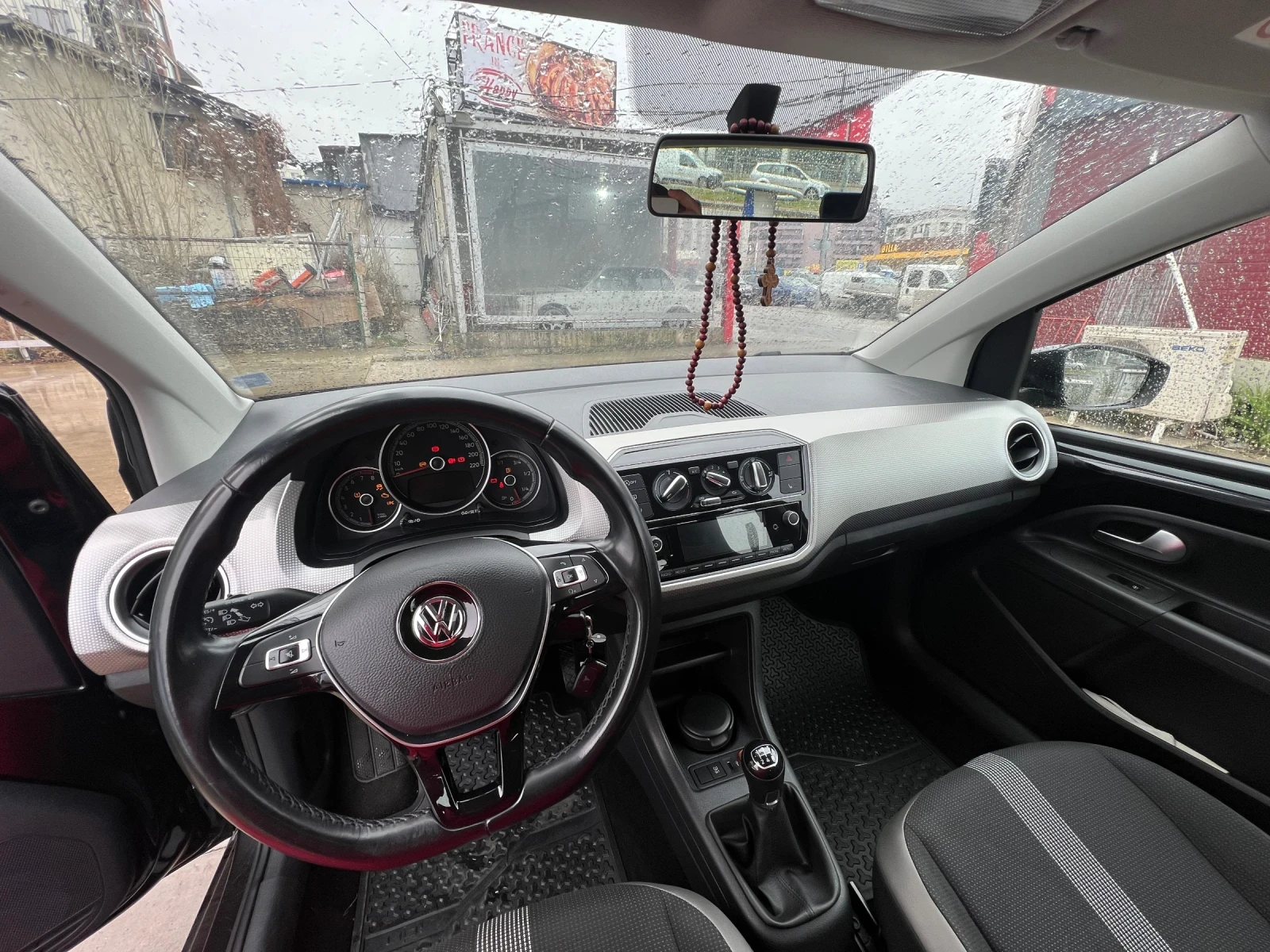 VW Up 1.0 MPI, снимка 11 - Автомобили и джипове - 54053619