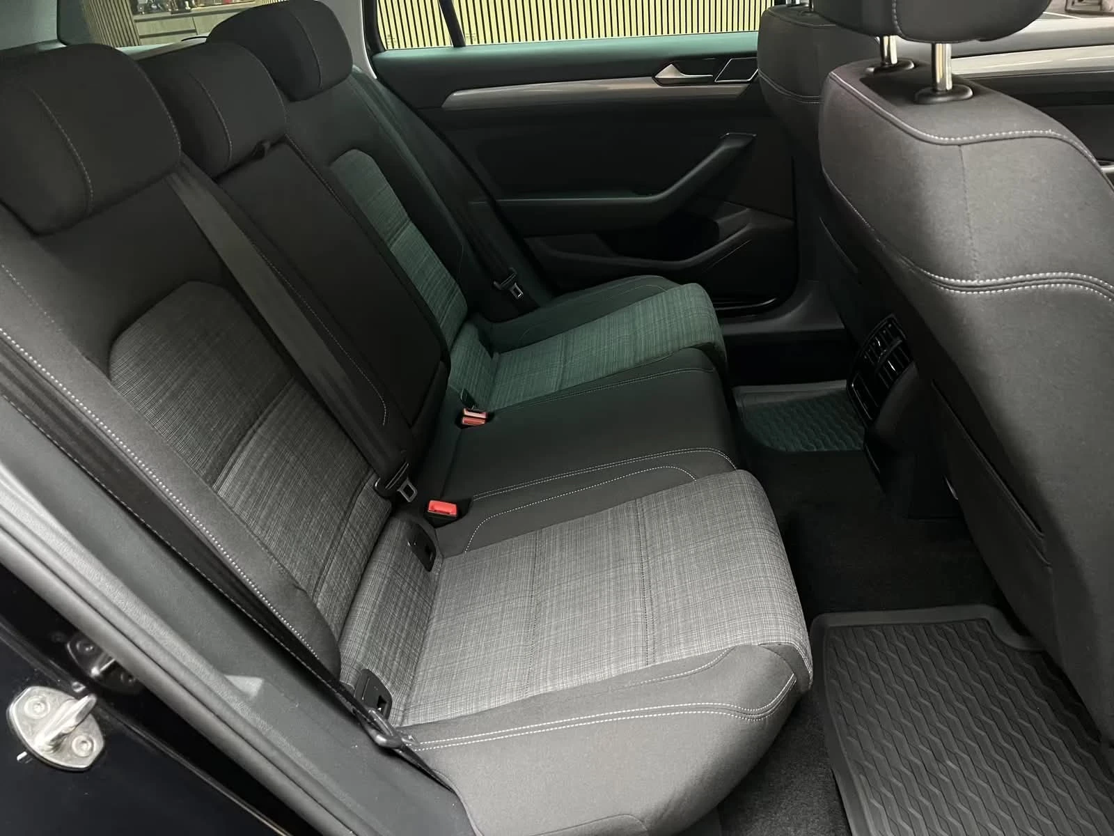 VW Passat Комби, снимка 7 - Автомобили и джипове - 54710760