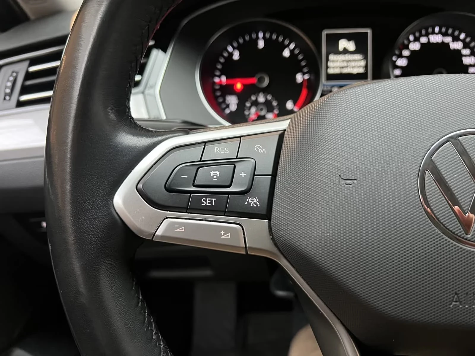 VW Passat Комби, снимка 13 - Автомобили и джипове - 54710760