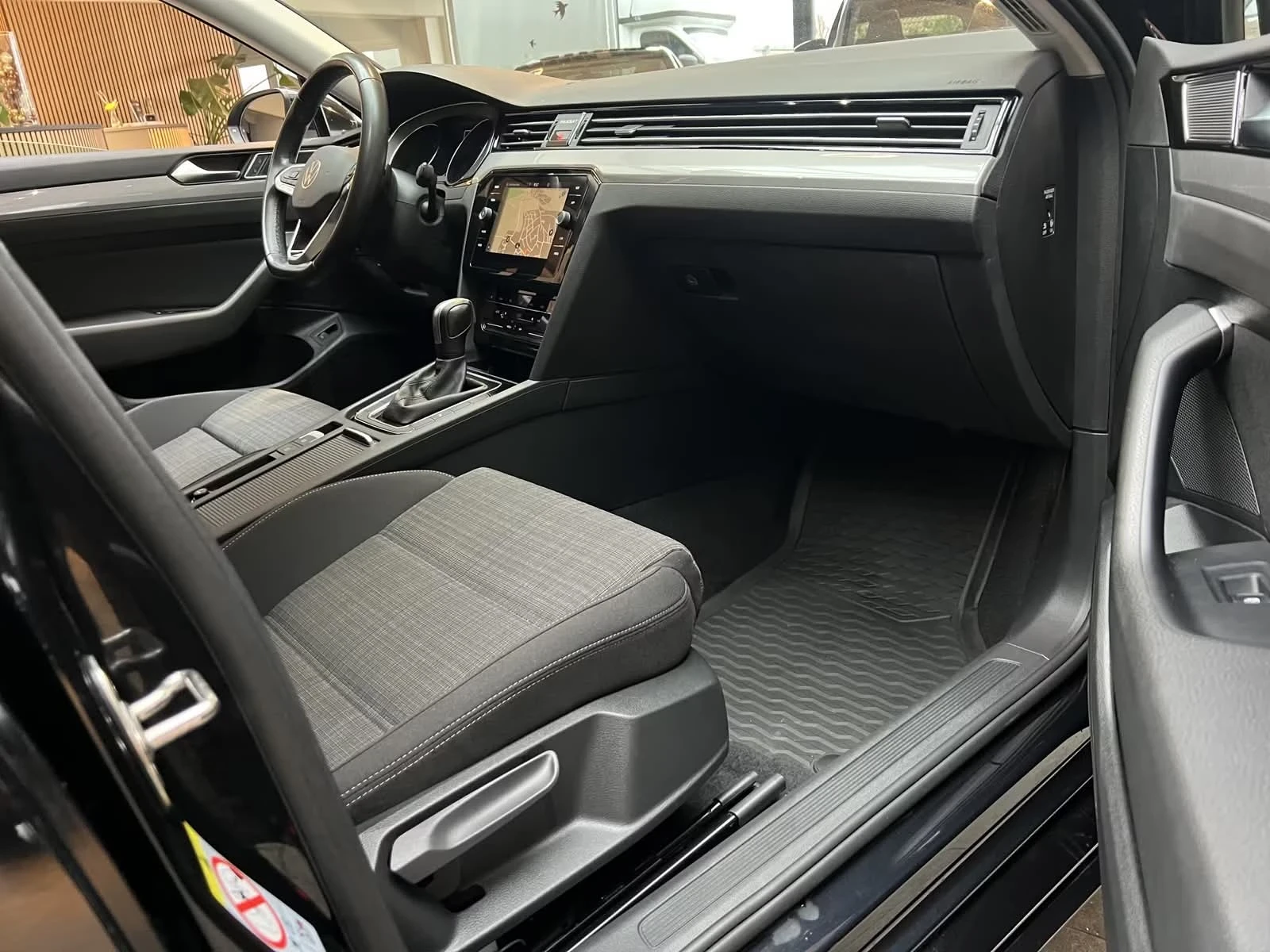 VW Passat Комби, снимка 6 - Автомобили и джипове - 54710760